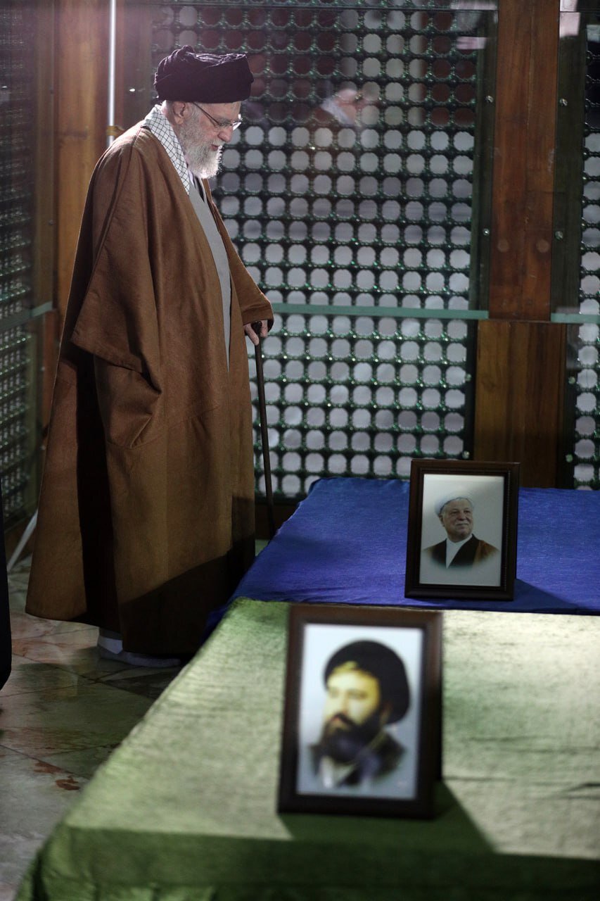 حضور رهبر انقلاب در مرقد بنیانگذار جمهوری اسلامی ایران حضور رهبر انقلاب در مرقد بنیانگذار جمهوری اسلامی ایران