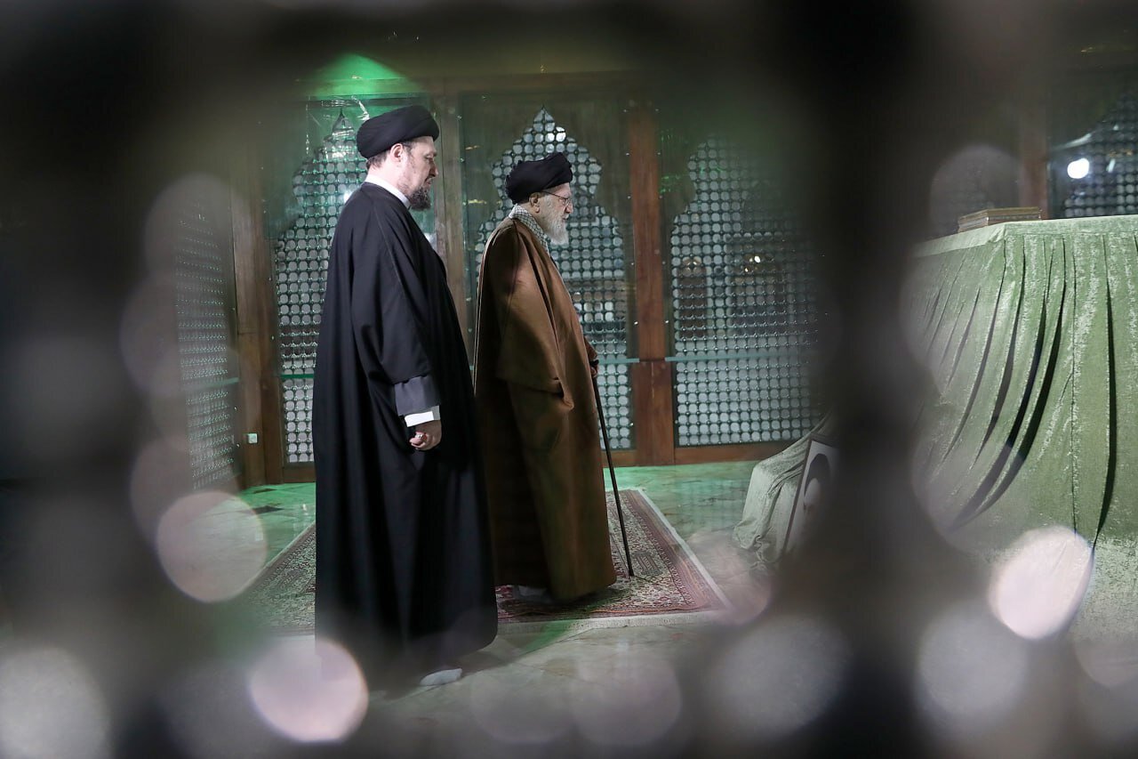 حضور رهبر انقلاب در مرقد بنیانگذار جمهوری اسلامی ایران حضور رهبر انقلاب در مرقد بنیانگذار جمهوری اسلامی ایران