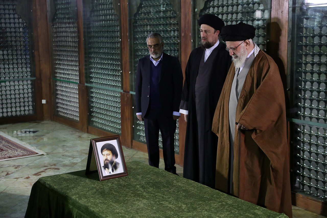 حضور رهبر انقلاب در مرقد بنیانگذار جمهوری اسلامی ایران حضور رهبر انقلاب در مرقد بنیانگذار جمهوری اسلامی ایران