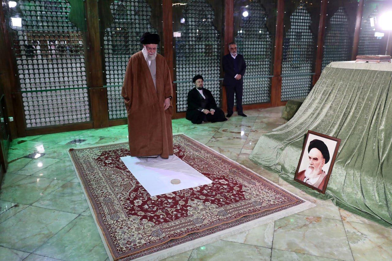 حضور رهبر انقلاب در مرقد بنیانگذار جمهوری اسلامی ایران حضور رهبر انقلاب در مرقد بنیانگذار جمهوری اسلامی ایران