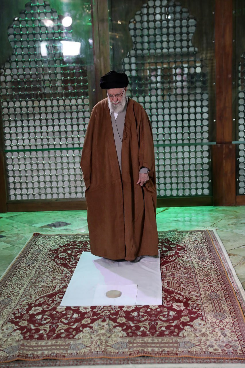 حضور رهبر انقلاب در مرقد بنیانگذار جمهوری اسلامی ایران حضور رهبر انقلاب در مرقد بنیانگذار جمهوری اسلامی ایران