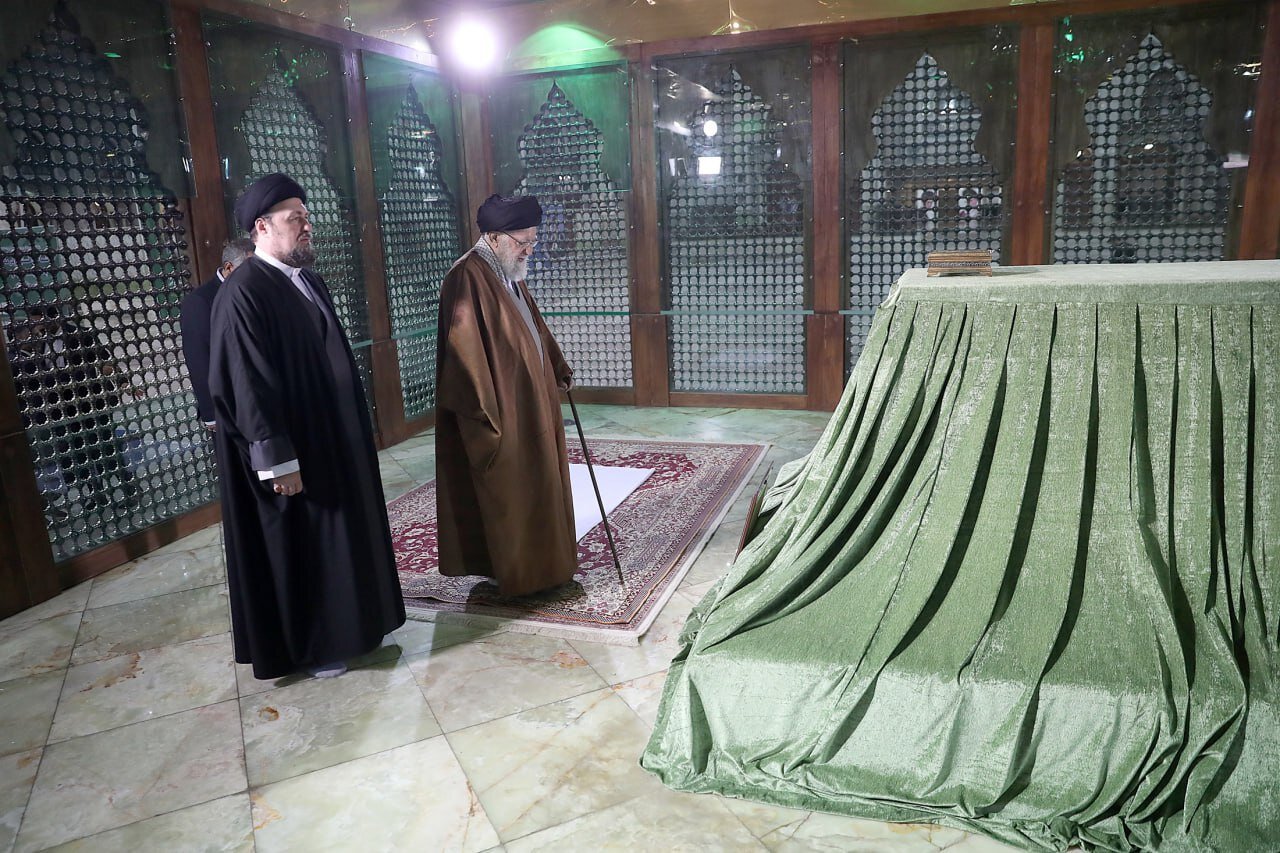 حضور رهبر انقلاب در مرقد بنیانگذار جمهوری اسلامی ایران حضور رهبر انقلاب در مرقد بنیانگذار جمهوری اسلامی ایران