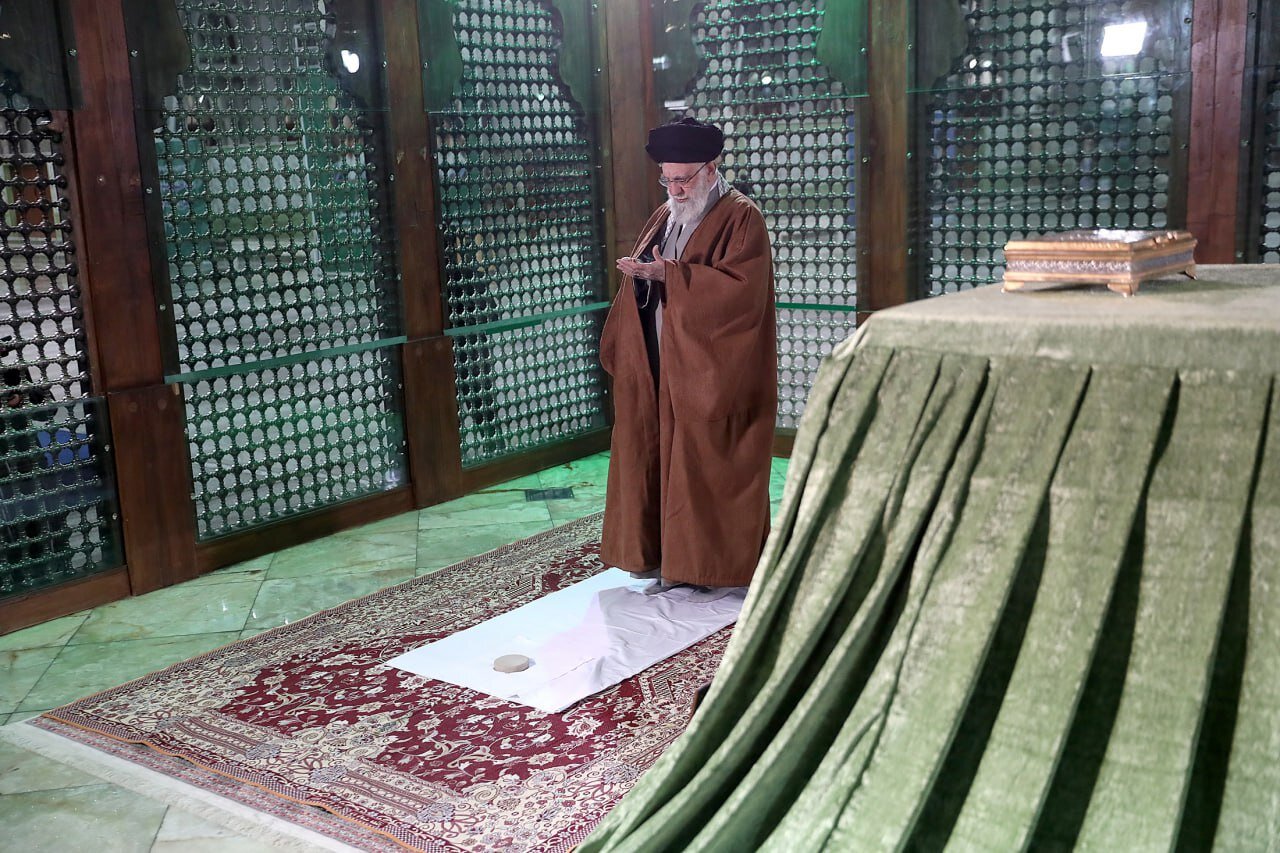 حضور رهبر انقلاب در مرقد بنیانگذار جمهوری اسلامی ایران حضور رهبر انقلاب در مرقد بنیانگذار جمهوری اسلامی ایران